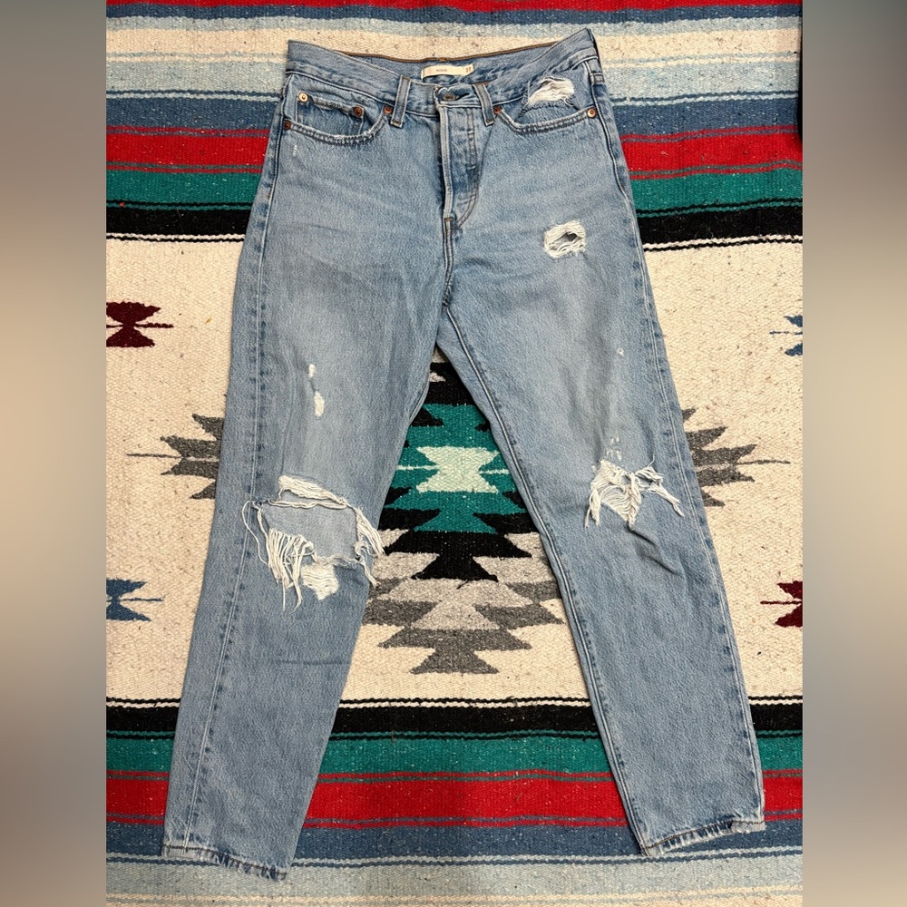 Women’s Levi’s Wedgie ankle jeans size 27 distressed